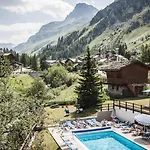 Altitude Hotel 3*